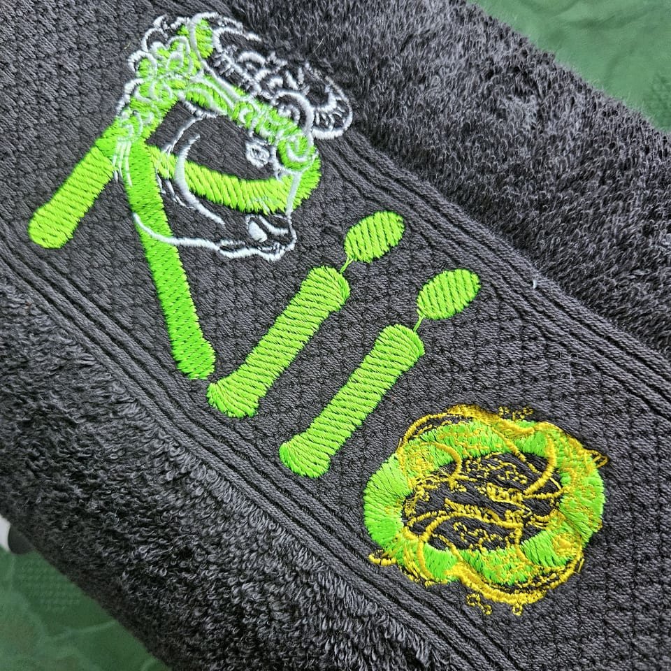 Children's towel with a name and a motif