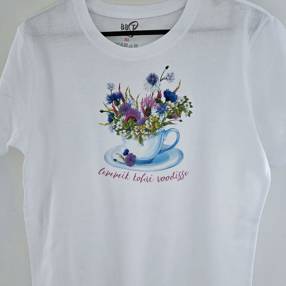 T-shirt with a teacup of flowers