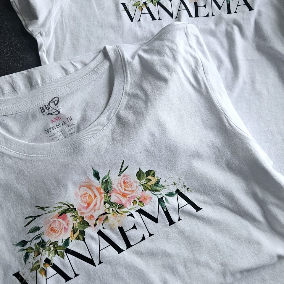 Rose-print T-shirts for grandmas