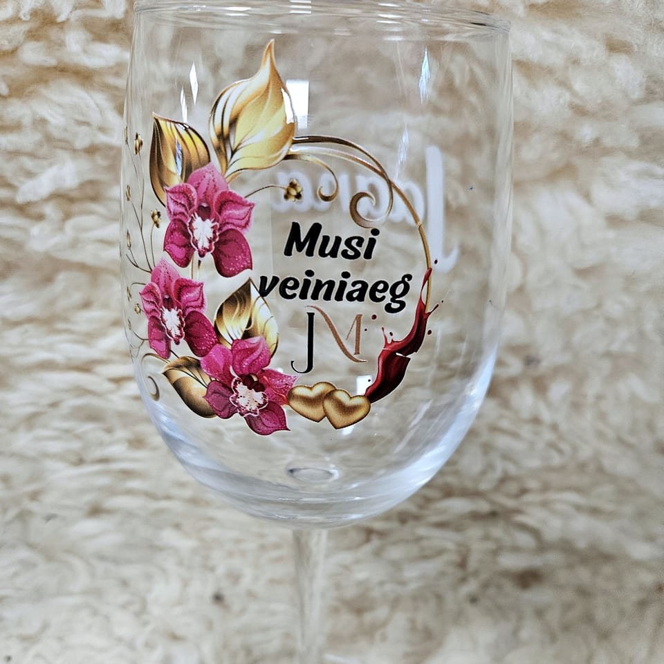Wine glass with an orchid print
